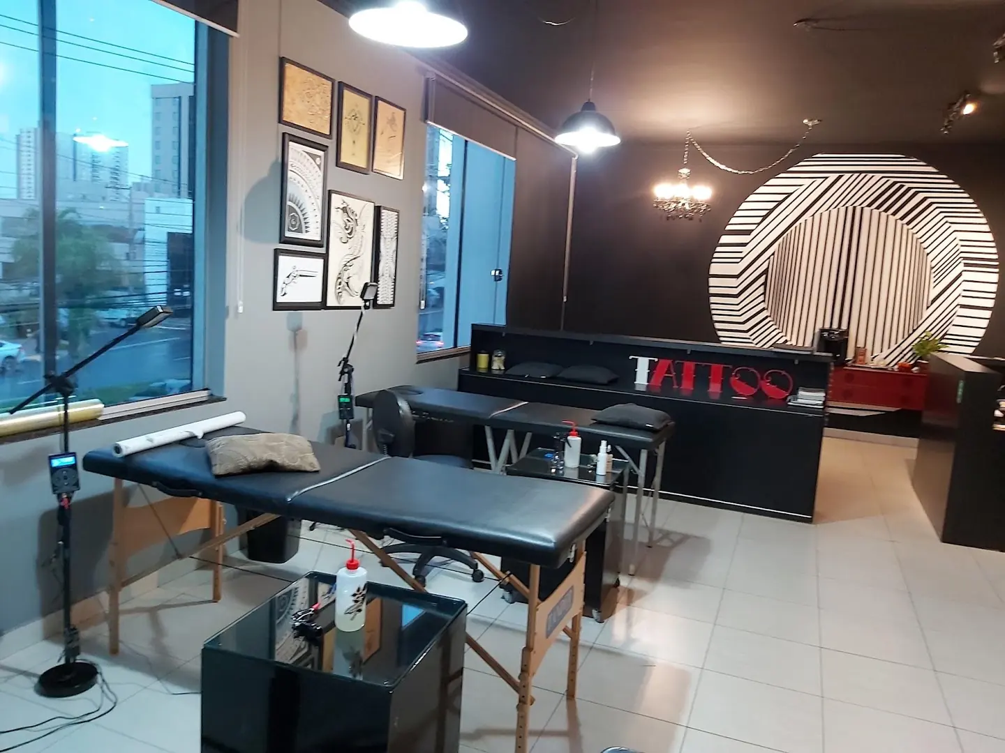 Sala de atendimento do estúdio Márcio Tattoo, com maca e bancada organizadas