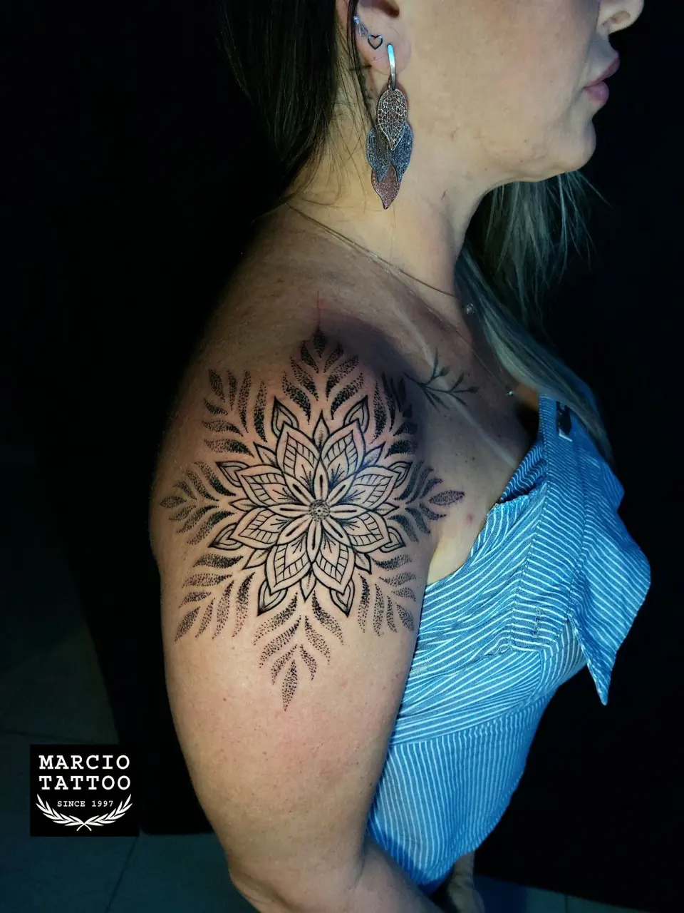 Mandala em traço fino no ombro