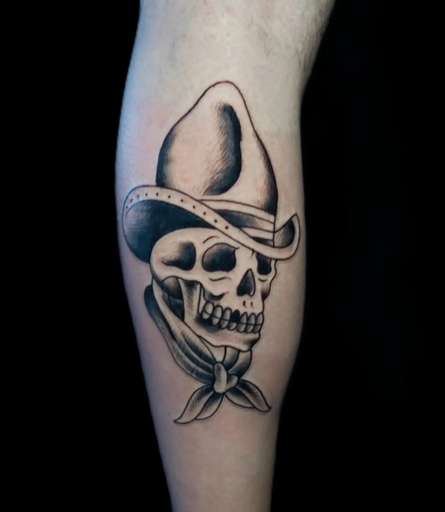 Caveira com chapéu em old school tradicional na panturrilha