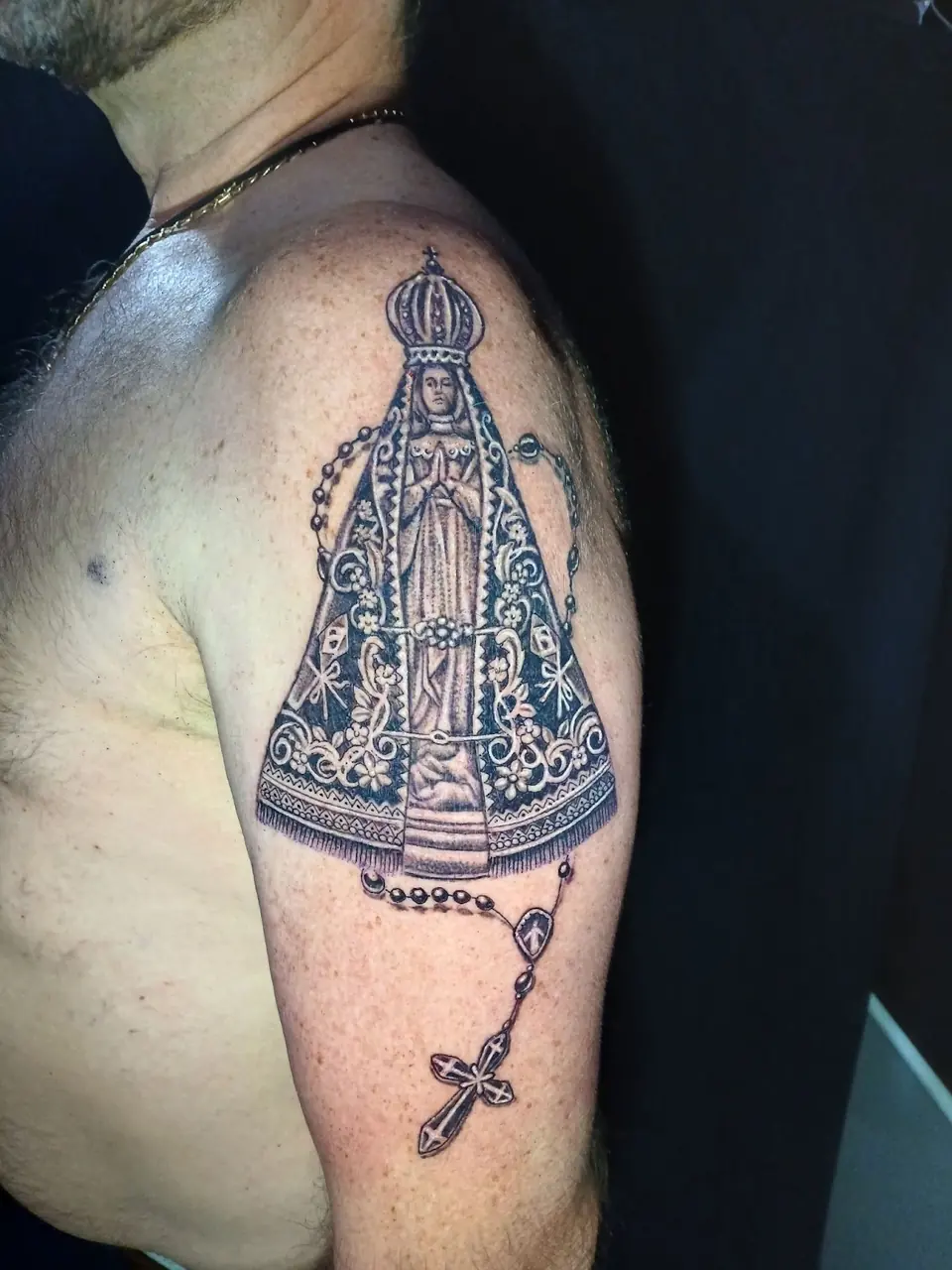Nossa Senhora Aparecida com terço no braço