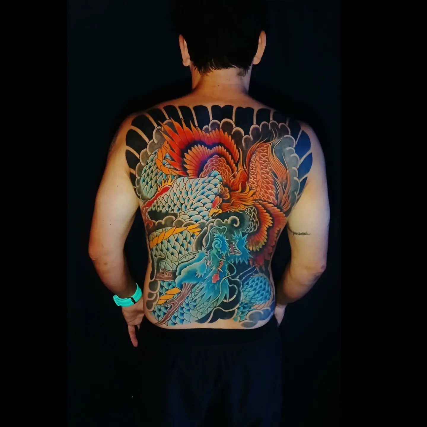 Costas fechadas em estilo oriental com carpas e dragão em cores vivas