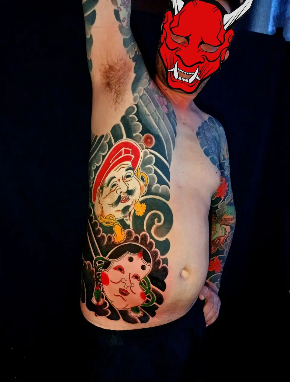 Fechamento de tronco oriental com máscara hannya vermelha e gueixa