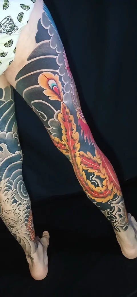 Braço fechado em oriental com carpa koi e flores