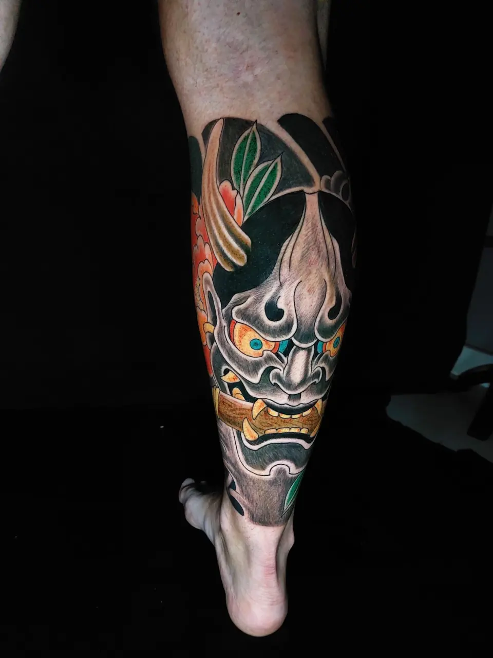 Panturrilha com máscara hannya e peônia em estilo oriental tradicional