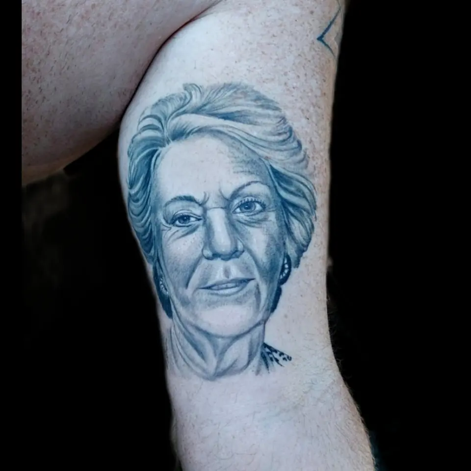 Retrato realista de senhora em preto e cinza na coxa