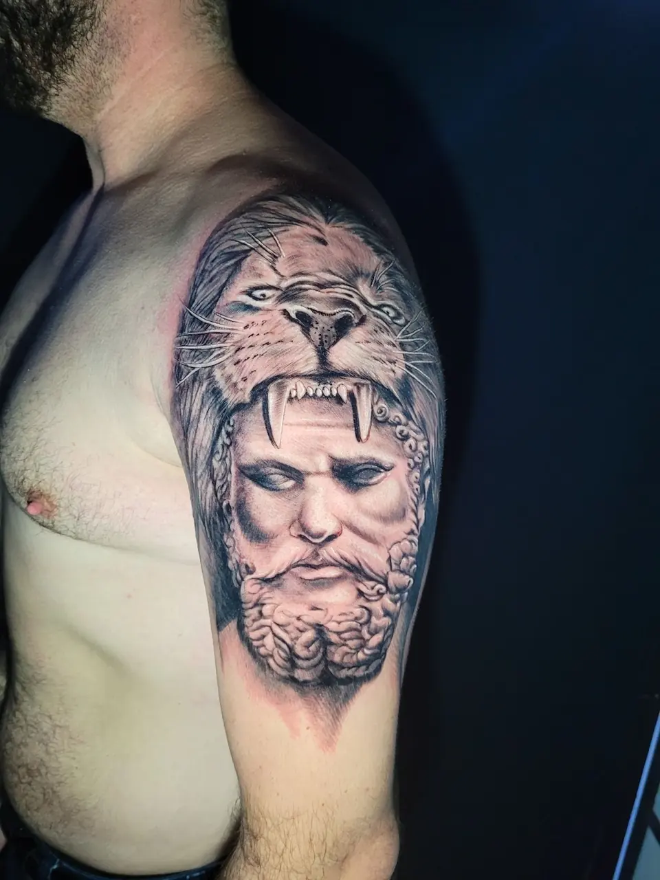 Retrato de divindade grega em realismo no peito e ombro