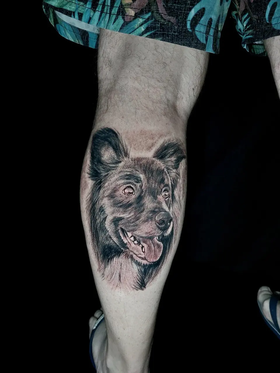 Retrato realista de cachorro na panturrilha